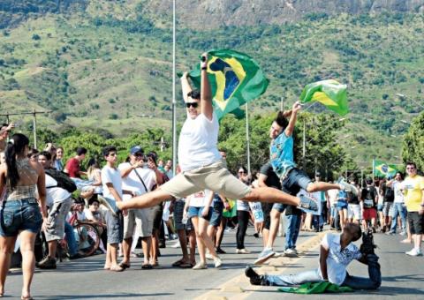 Salto para "desestressar" faz manifestante ficar famoso na web